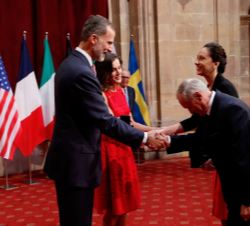 Su Majestad el Rey hizo entrega al Premio Princesa de Asturias de los Deportes, Krzysztof Wielicki, de la insignia de la Fundación